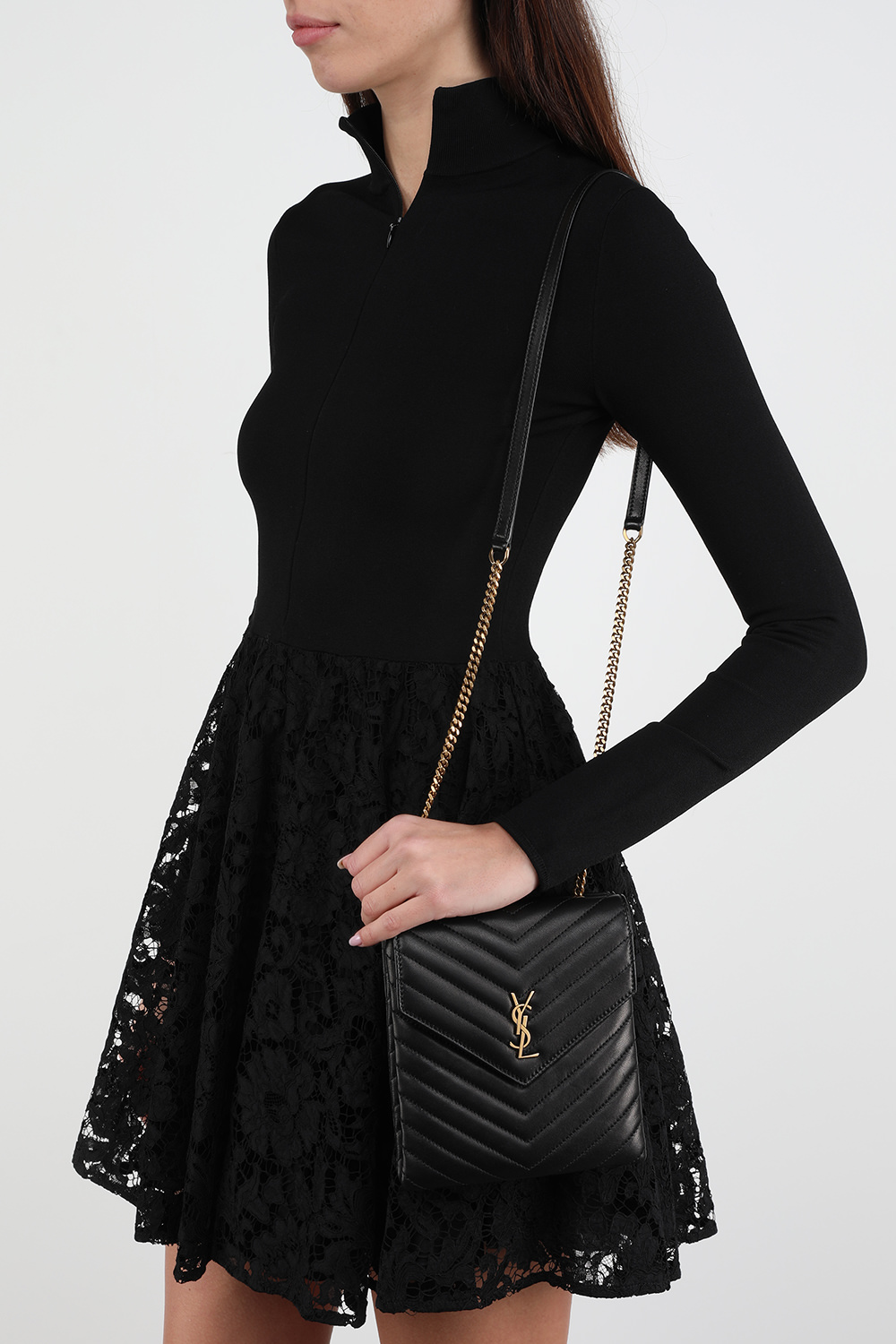 תמונת כל הלוק של תיק מעור קווילט בגוון שחור